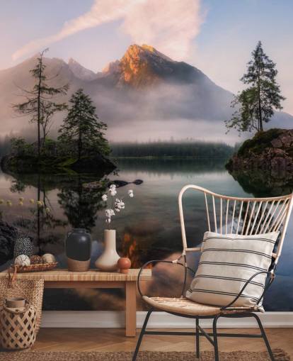 nebligen See- und Bergblick Tapete