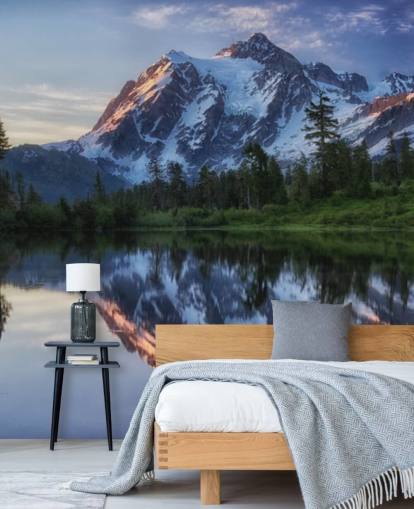 papel de parede de montanhas nevadas e águas do lago