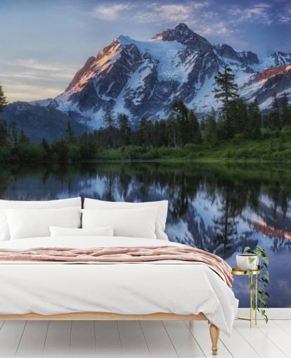 papel de parede de montanhas nevadas e águas do lago