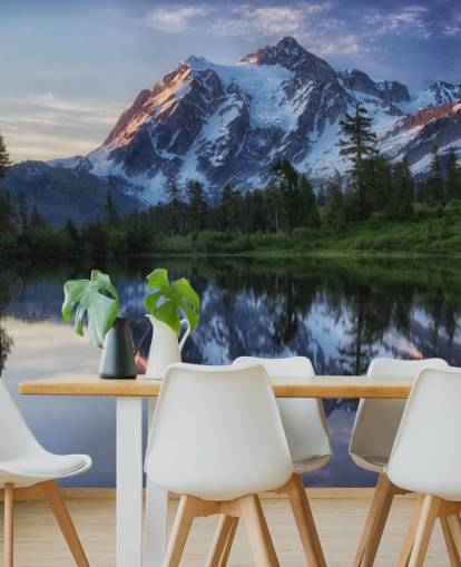 papel de parede de montanhas nevadas e águas do lago