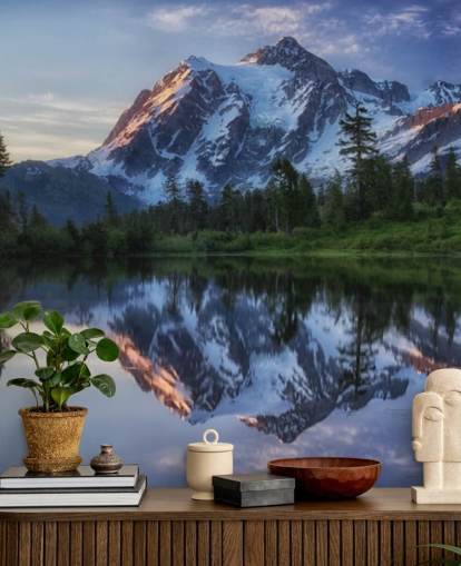 papel de parede de montanhas nevadas e águas do lago
