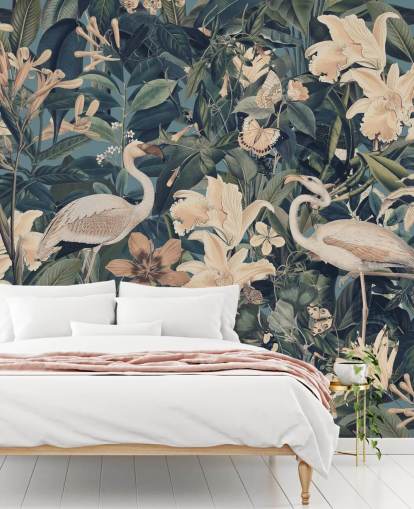 blasse orange Flamingos und Blumen im grünen Dschungel Tapete