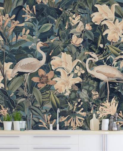 blasse orange Flamingos und Blumen im grünen Dschungel Tapete