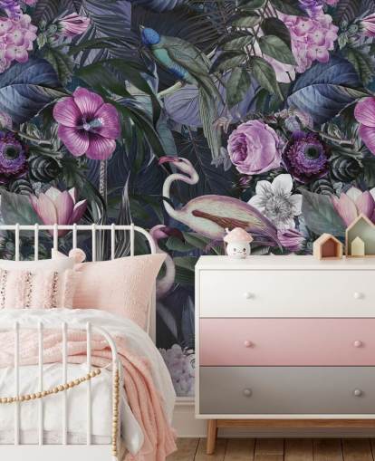 mørk lilla, blå og grøn blomstret flamingo tapet