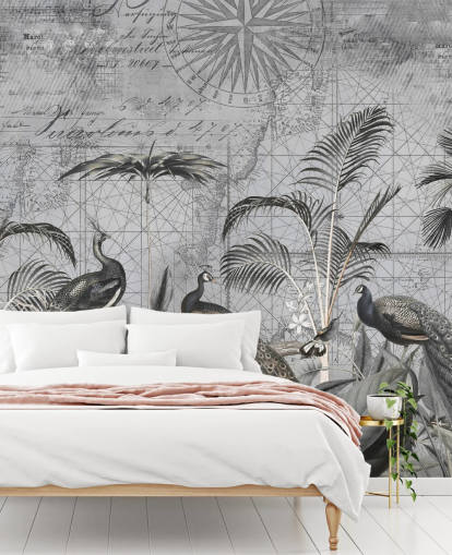 Grau illustrierte Pfauentapete namens Peacocks Clan 4 von Andrea Haase für Schlafzimmer und Wohnzimmer