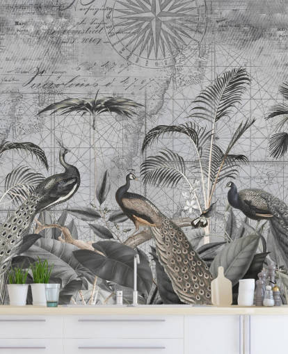 Grau illustrierte Pfauentapete namens Peacocks Clan 4 von Andrea Haase für Schlafzimmer und Wohnzimmer