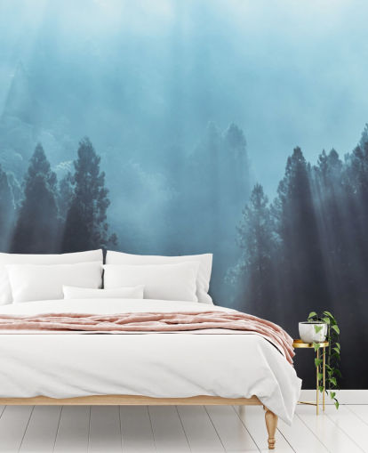 forêt brumeuse avec des rayons de soleil déversant du papier peint