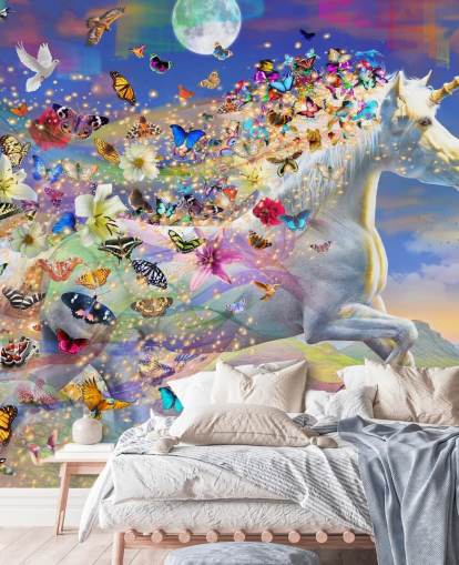 Tapete „Laufendes Einhorn mit Schmetterling und Vogelmähne“