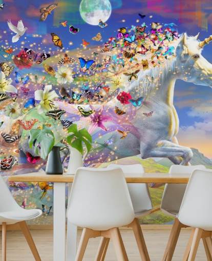 Tapete „Laufendes Einhorn mit Schmetterling und Vogelmähne“ Tapete „Laufendes Einhorn mit Schmetterling und Vogelmähne“