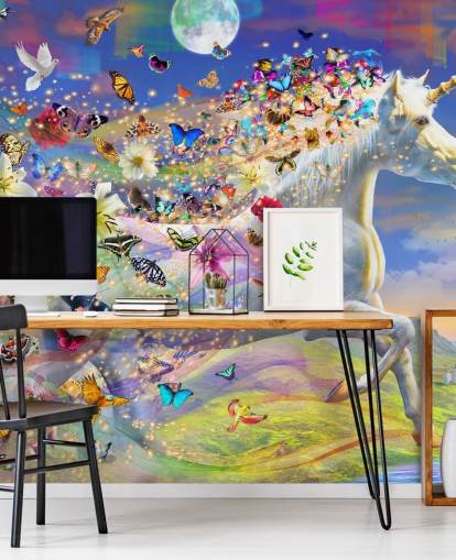 Tapete „Laufendes Einhorn mit Schmetterling und Vogelmähne“