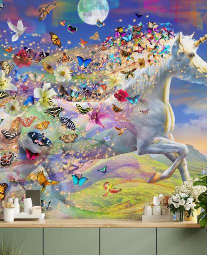 Tapete „Laufendes Einhorn mit Schmetterling und Vogelmähne“
