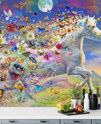 Tapete „Laufendes Einhorn mit Schmetterling und Vogelmähne“