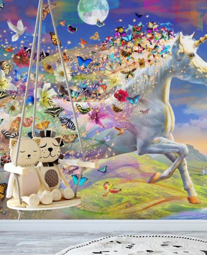 Tapete „Laufendes Einhorn mit Schmetterling und Vogelmähne“