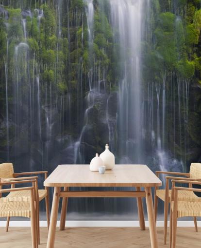 beaucoup de chutes d'eau et de papier peint de verdure