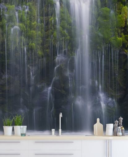 un sacco di cascate e carta da parati verde