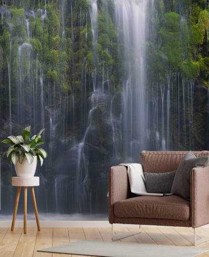 veel watervallen en groen behang
