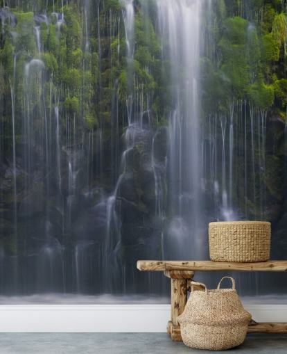 un sacco di cascate e carta da parati verde