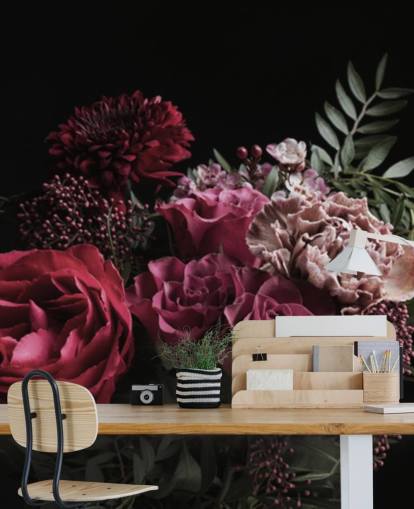 rosa og røde blomster på svart bakgrunn tapet