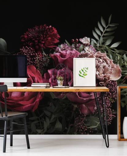 rosa og røde blomster på svart bakgrunn tapet