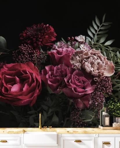 rosa og røde blomster på svart bakgrunn tapet