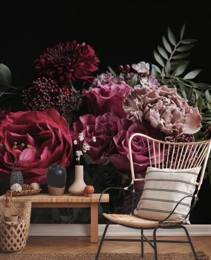 lyserøde og røde blomster på sort baggrund tapet