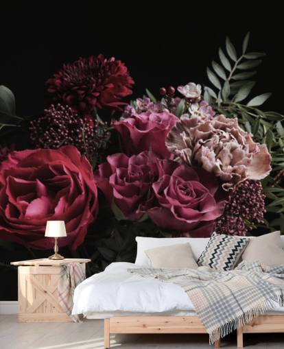 lyserøde og røde blomster på sort baggrund tapet