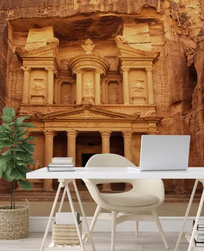 Petra Temple huggen i Rock väggmålning