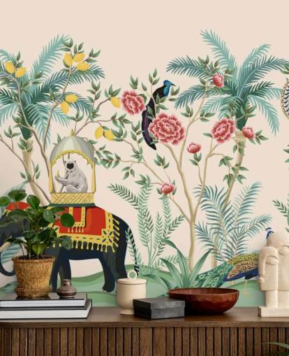 illustrierter gekleideter Elefant, Pfau und Affe im blühenden Dschungel Tapete