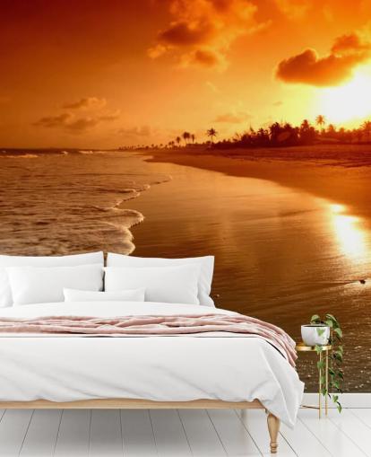 Oranje zonsondergang op tropisch strand behang