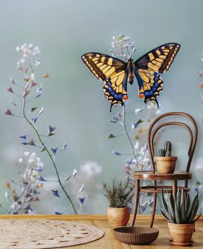 farfalla arancione e blu che poggia su carta da parati fiori