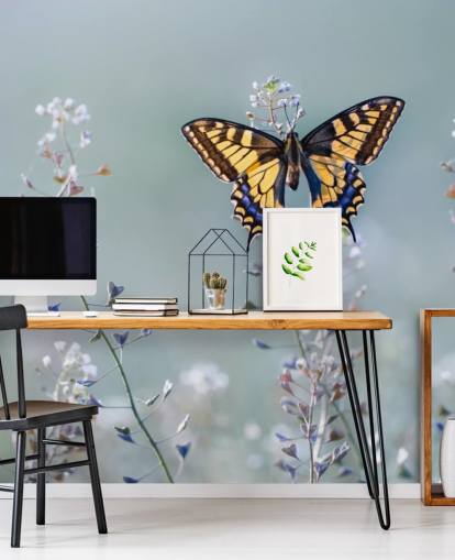 oranje en blauwe vlinder rustend op bloemenbehang