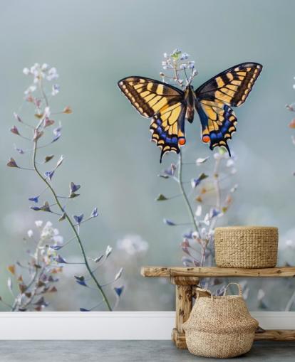 mariposa naranja y azul descansando sobre papel tapiz de flores