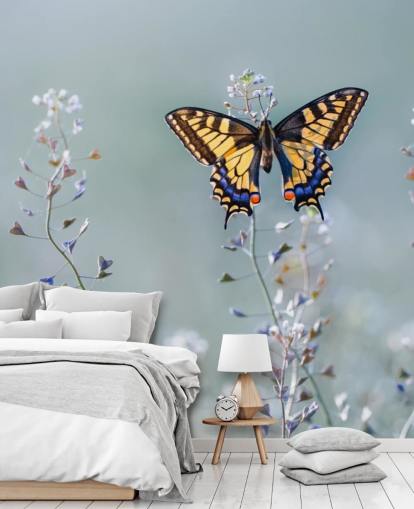 papier peint papillon orange et bleu reposant sur des fleurs