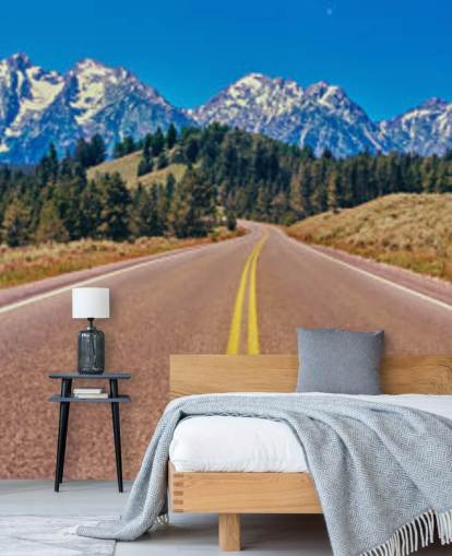 fond d'écran route bordée jaune à la chaîne de montagnes bleue