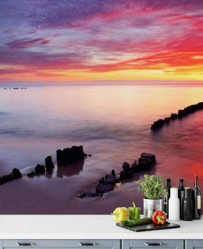 Vaaleanpunainen ja violetti auringonlaskun ranta Puolassa Taustakuva