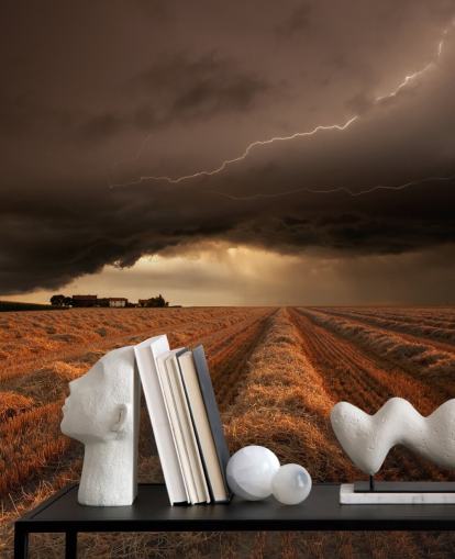 Decorazione murale con illuminazione sopra il campo di fieno Decorazione murale con illuminazione sopra il campo di fieno