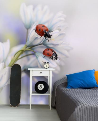 Decorazione murale con coccinelle su fiori bianchi