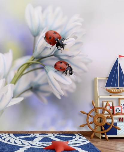 Decorazione murale con coccinelle su fiori bianchi