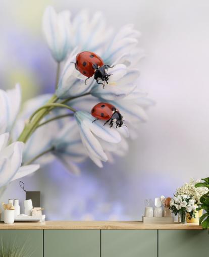 Mariehøns på hvide blomster vægmaleri