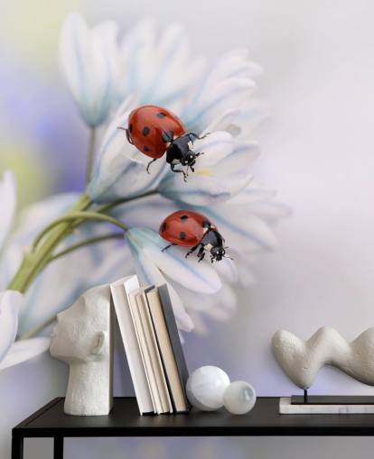 Decorazione murale con coccinelle su fiori bianchi