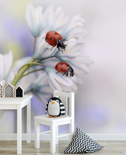 Decorazione murale con coccinelle su fiori bianchi Decorazione murale con coccinelle su fiori bianchi
