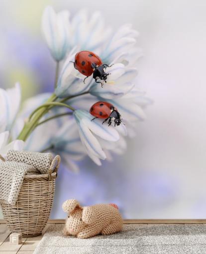 Mariehøns på hvide blomster vægmaleri