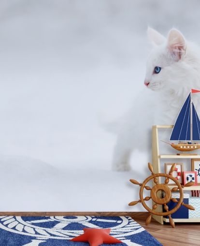 Witte kitten in sneeuwmuurschildering Witte kitten in sneeuwmuurschildering