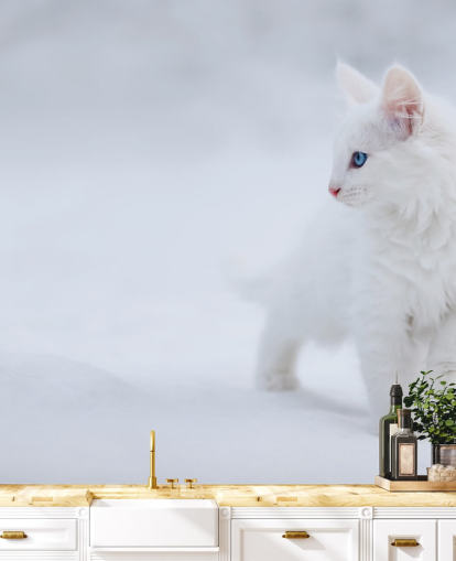 Gatinho branco no mural de parede de neve