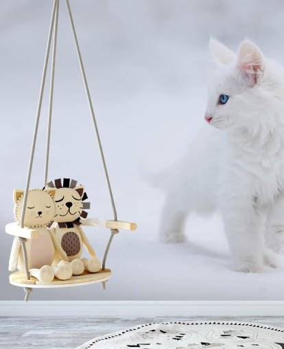 Witte kitten in sneeuwmuurschildering