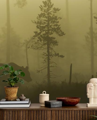 Fondo de pantalla de oso en bosque brumoso