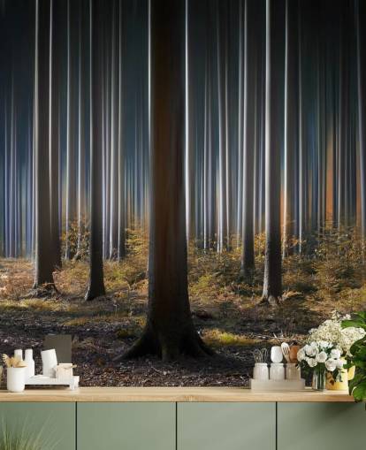 Glänzende Baumstämme im Wald Tapete