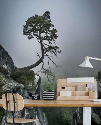Decorazione murale con albero che cresce dalla roccia di montagna