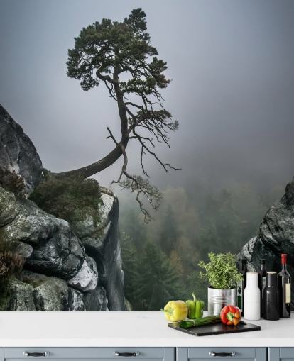 Decorazione murale con albero che cresce dalla roccia di montagna Decorazione murale con albero che cresce dalla roccia di montagna