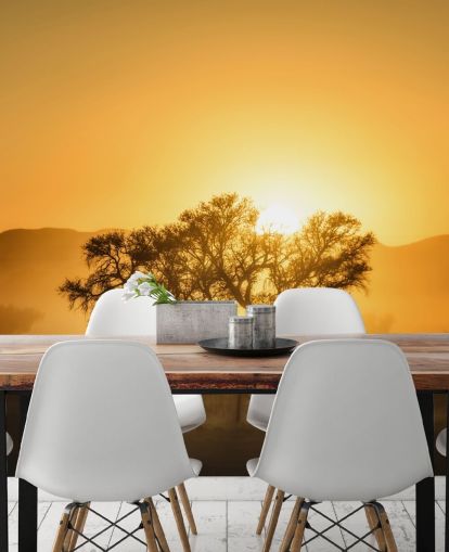 Papel pintado Amanecer dorado contra el árbol